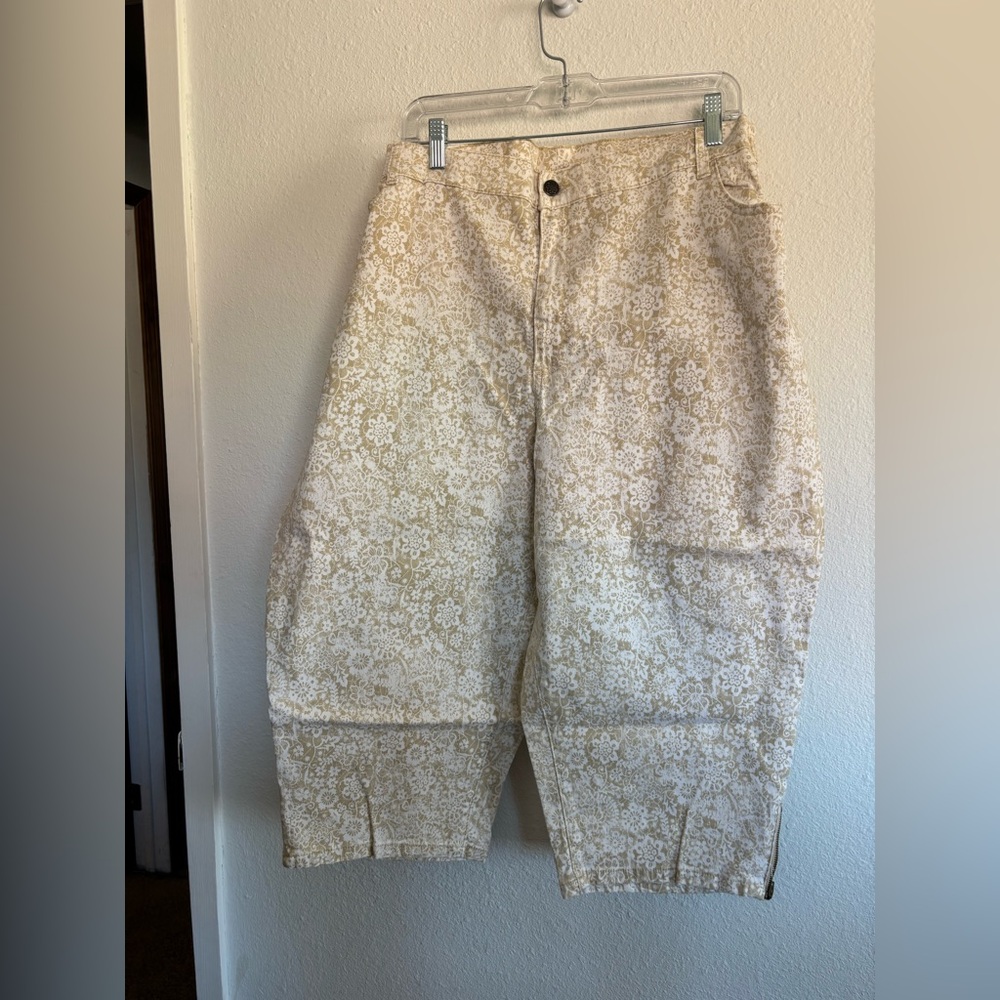 Catherines Cream and Tan Floral Capri Pants